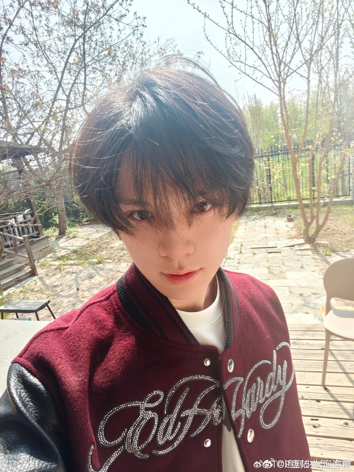 开云-左航红色棒球服造型亮相，少年感十足|会好|天气|演唱会现场_新浪新闻