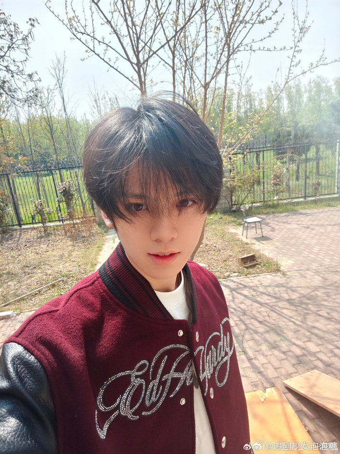 开云-左航红色棒球服造型亮相，少年感十足|会好|天气|演唱会现场_新浪新闻