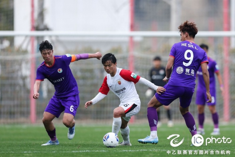 上海海港富盛经开6-1上海赛更达，李圣龙双响杨黔东获处子球