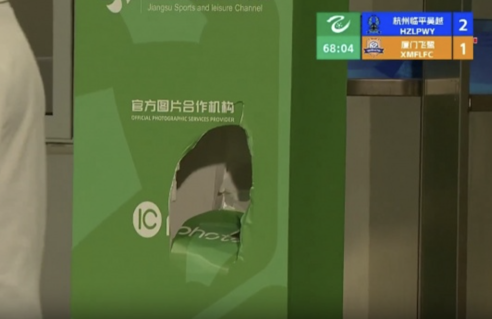 开云-31岁中乙中场停赛7个月罚6万 暴力染红后威胁+推裁判 踹坏广告板